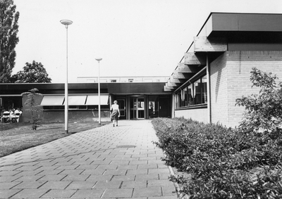 828162 Gezicht op de entree van de Bloedbank van het Nederlandse Rode Kruis (Rubenslaan 190) te Utrecht, op het terrein ...